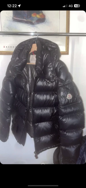 Moncler maya giubutto - Moncler maya inköpt 2021,  Cond 7/10, en flaw på armfickan. Annars väldigt fint skick. Svart färg.  Priset inte fasthugget i sten!  Självklart äkta.