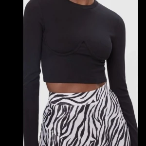 Tröja med bygel - Super snygg skön tröja från Bershka, använd 1 gång och då var de för att testa. Säljer pga för liten så har inga bilder på❤️