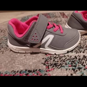 Nya 28 sneakers - oanvända - Ny