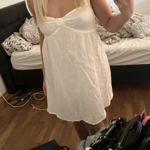 sommarklänning - Säljer denna vita fina sommarklänning som är ifrån shein💕aldrig använd och är i bra skick💕storlek xs  Köparen står för frakten💕
