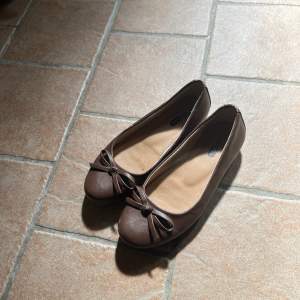 Jättesöta bruna ballerinaskor från din sko!