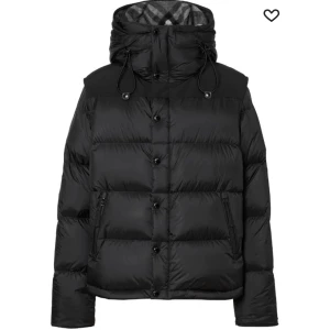 Burberry jacka/väst  - Har haft jackan i snart 2 år den ser fortfarande helt ny ut det är jacka men man kan ta bort armarna så blir det väst 