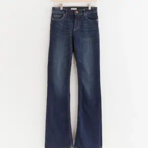 Säljer dessa snygga mörkblå bootcut jeans från Lindex som inte kommer till användning. Jeansen är low waist och i strlk 38 och fortfarande i mycket gott skick!!💗💗