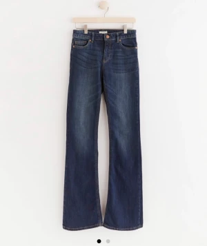 Lowwaist jeans  - Säljer dessa snygga mörkblå bootcut jeans från Lindex som inte kommer till användning. Jeansen är low waist och i strlk 38 och fortfarande i mycket gott skick!!💗💗