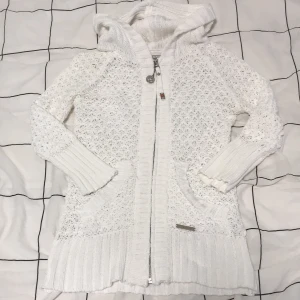 Skitsnygg vit kofta med huva 😻 - Supersöt vit stickad kofta med huva 💕 Fina silvriga detaljer på dragkedjan🤩 Jättesöt till våren och sommaren då den inte äe för varm att ha på sig👌 