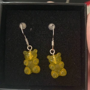 Gummibjörns örhängen - Gula Gummibjörns örhänge. Har aldrig tagit på mig de. 
