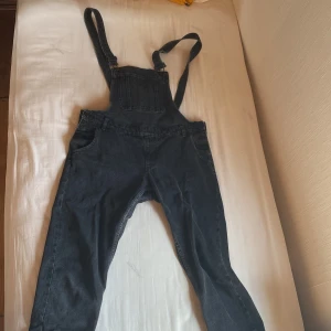 Monki hängselbyxor  - Svarta hängselbyxor från monki. Nästan aldrig använda. Bekväma o Nice 🤝