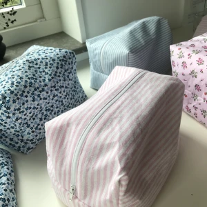 Necessär/sminkväska - Fodrad necessär med stor öppning. Höjd: 12 cm Bredd: 13 cm Längd: 20 cm