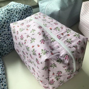 Necessär/sminkväska - Fodrad necessär med stor öppning. Höjd: 12 cm Bredd: 13 cm Längd: 20 cm