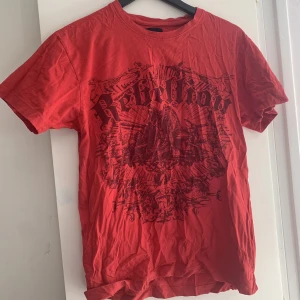 Röd tshirt vintage y2k 90-tal - Vintage men använd fåtal gånger, tvättad. Kan mötas upp i gbg eller borås. Kan skickas och köpare står för frakt. Emo,punk,drainer,drainergang,y2k