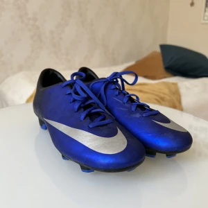 Nike fotbollsskor  - Fotbollsskor från Nike. Använda endast 2 gånger på grund av för små, där av lite skav på ytan.  Har tyvärr inte kvar kartongen. Storlek 39. ✨✨✨