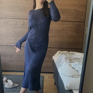 Långklänning  - Stickad långklänning från zara, strl M. Mörklblå glittrig stickad i lite tyngre tyg🌠 längre ärm