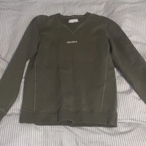 Sweatshirt - En clean les deux sweatshirt med bra fit