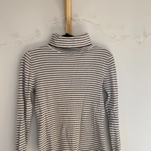 Randig polotröja - Randig ribbad polotröja från H&M. Superskön och följsam passform, men används tyvärr inte av mig.