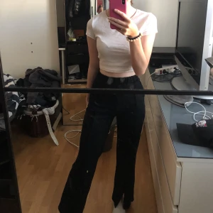 Svarta mjukisbyxor som ser ut som kostymbyxor med slits - Jag säljer mina fina svara mjukisbyxor/kostymbyxor med slits ifrån Gina tricot i storlek xs💗