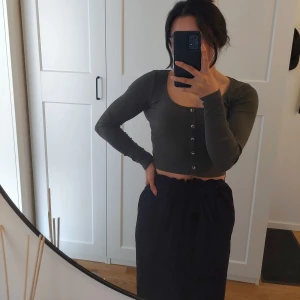 Ribbad croppad tröja - Den croppade tröjan är ribbad och har en fyrkantig urringning.