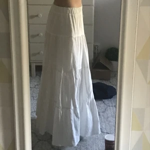 Långkjol vit - Vit långkjol jag köpt utomlands, den har en underkjol så alltså inte genomskinlig, jag är 174 för referens <3  säljer eftersom den inte kommer till användning :/  Tryck på köp nu!