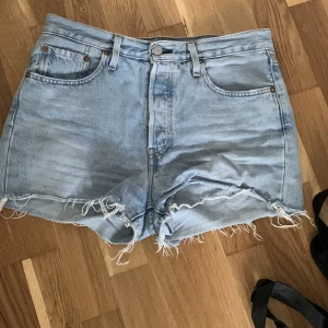 Jeans shorts - Levis shorts. Köpa för ett år sedan, använda men hela och fräscha. Pris kan diskuteras 😊