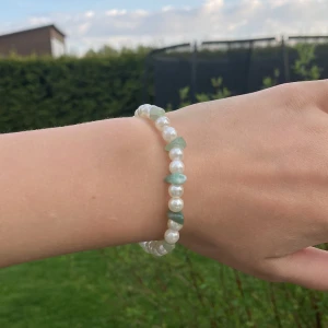 Pärl armband  - Det här är ett elastiskt armband. Det är pärlor som glänser i solen och äkta jadestenar✨ SÅ FINT ALLTSÅ😍😍😍