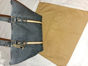 Äkta Gucci väska - Säljer min Gucci väska, den har lite mindre slitage.