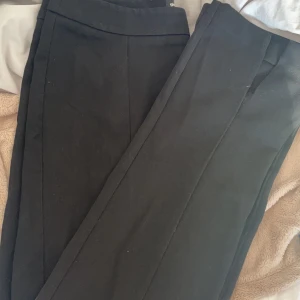 Kostymbyxor - Kostymbyxor från Gina, nypris är 600 men dessa är ganska slitna längst ner därav priset. Inga fickor på rumpan eller framtill, har gylf med dragkedja och knapp. Har sytt upp dem då de var för långa för mig (är 169)