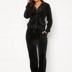 Svart juicy set - Säljer nu mitt juicy sett, nästan som nytt.  Hör av dig vid intresse!!