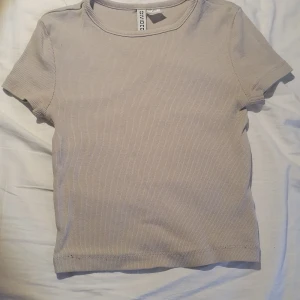 Beige croppad t shirt - Beige croppad t-shirt från hm, bra skick inga hål eller fläckar🤍
