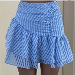 Kjol - Lånad bild. Säljer denna blåa coola kjolen från hm💖skriv vid intresse💖😄