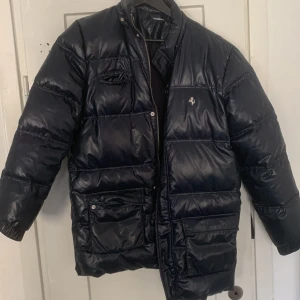 Ferrari jacket - Säljer min Ferrari dunjacka som har varit för litet en tag. 