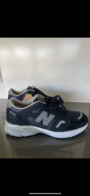 New Balance sneakers - NEW BALANCE M920CNV - MADE IN ENGLAND, NAVY. Nypris 2500kr. Helt oanvända. Pris kan diskuteras.