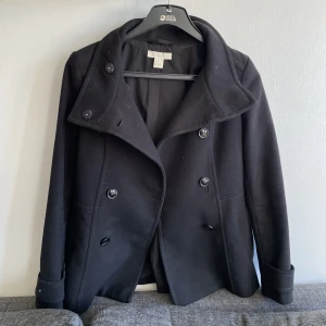 Svart kappa - Svart kort kappa som är köpt på hm för många år sedan. Sparsamt använd därav väldigt bra skick😊