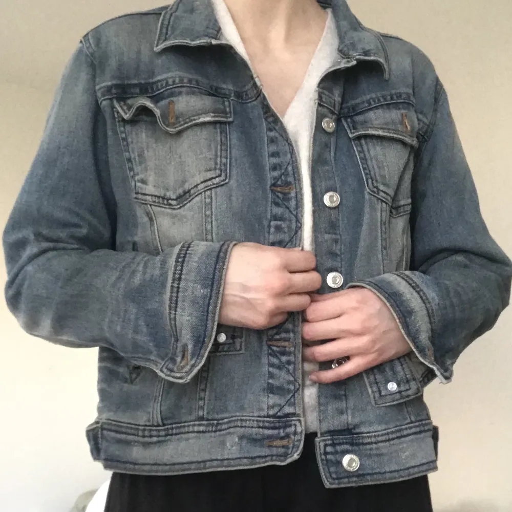 Fin jeansjacka från Zara, köpt för flera år sen men använd ca 1 gång! 💖. Jackor.