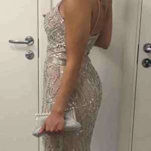 BALKLÄNNING/ FESTKLÄNNING - Wow wow wow -> denna klänning är endast använd några timmar och herregud vad komplimanger man fick (folk ville köpa den men var ej redo att släppa taget om den då) så nu hoppas jag att någon annan donna kan bära upp den minst lika bra🥰🌸 