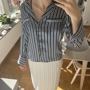 Skjorta - Randig skjorta från gina tricot i silkes liknande material