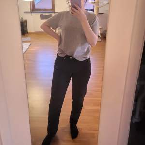 Klassiska mom jeans som tyvärr är för stora för mig . Strl 27/28,Jag är 158 cm lång