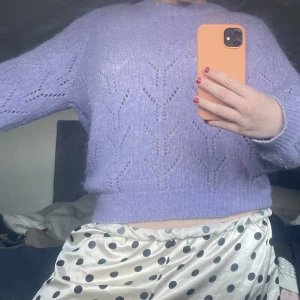 Jätte fin och snygg tjocktröja! - Passsr till allt! Fin färg till sommaren!