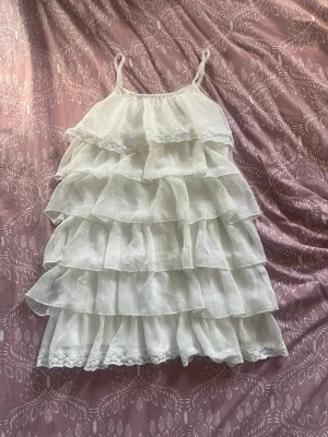 Vit miniklänning  - Söt liten finare klänning som är perfekt nu till sommaren!!💞