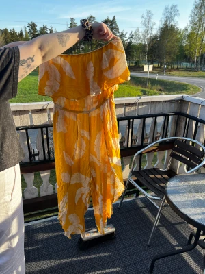 Somrig byxdress med slits - Fin byxdress med slits på båda sidorna, perfekt för stranden och sommarn🌸☀️