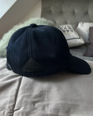 Aquascutum cap - Marinblå keps av märket Aquascutum. I skick som ny. Säljer då hag aldrig använder den.