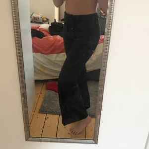 Linnebyxor  - Jag säljer mina svarta linnebyxor från Kappahl i storlek 38. Passar de i xs-s. Säljer pga att de är för korta för mig ( jag är 175cm)