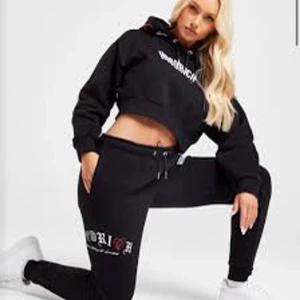 Hoodrich byxor - Ej använda då de är för små för mig, har vanligtvis L men passar mer M. Oanvända, köpta för 650 säljer för 500, pris kan ändrats vid snabb affär!💞