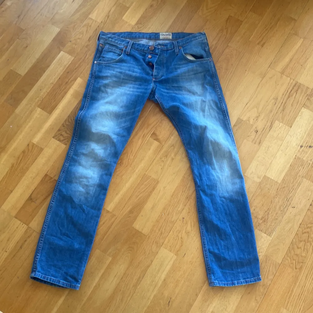Jeans från Wrangler i storlek 32/33. Jeans & Byxor.