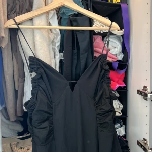 Långklänning - Svart långklänning från zara med fina detaljer! I strl S och är helt oanvänd!