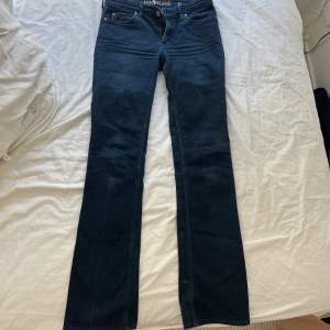 Ett par lågmidjade, mörkblå, bootcut m.i.h jeans i strl 26, lite för långa på mig som är 160. Lite slitage nedtill, annars bra skick. 
