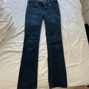 Mih-jeans - Ett par lågmidjade, mörkblå, bootcut m.i.h jeans i strl 26, lite för långa på mig som är 160. Lite slitage nedtill, annars bra skick. 
