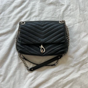 Väska - Väska från rebecca minkoff i modellen edie xbody! Slitage på det silvriga, blivit lite rostigt, annars bra skick! Nypris: 3355kr mitt pris: minst 500