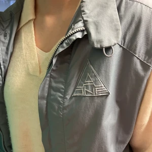 Väst  - INTRESSEKOLL, har denna vintage väst som behöver ett nytt hem och undrar jag kan få för den 😊🛍️