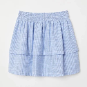 Volangkjol H&M - Volangkjol från H&M. Ljusblå med vita ränder, storlek 38. Fint skick! 