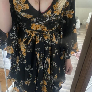 Fin klänning - Gör mig av med lite kläder💕 L  Jag är 160 och xs/34 i storlek. Köparen står för frakt och jag kan även mötas upp.