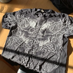 Tshirt med tryck - Använd några gånger men har inga defekter. Hör av vid frågor 🫶